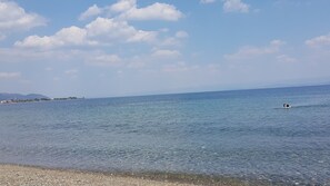On the beach, sun-loungers, beach umbrellas - Zeytin Otel Altinoluk (Edremit)
