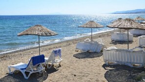 En la playa, camastros y sombrillas 