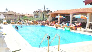 Piscina all'aperto, lettini