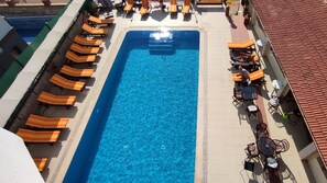 Outdoor pool, sun loungers - California Apart Otel (Fethiye)
