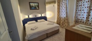 Individually decorated, individually furnished, desk, laptop workspace - California Apart Otel (Fethiye)