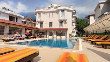 Piscina all'aperto, lettini