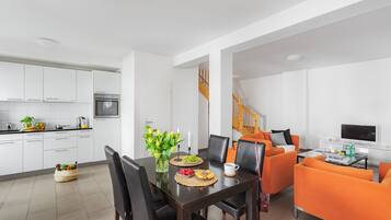 Familiedupleks - 2 soveværelser - køkken | Privat køkken | Køleskab, mikrobølgeovn, kogeplade, opvaskemaskine