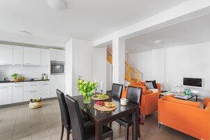 Dúplex familiar, 2 habitaciones, cocina | Cocina privada | Frigorífico, microondas, placa de cocina y lavavajillas