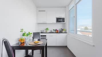 Estudio, cocineta | Cocina privada | Refrigerador, microondas, parrilla de estufa y lavavajillas