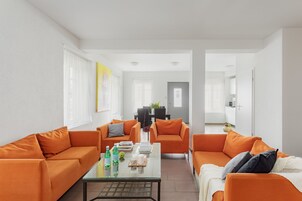 Dúplex familiar, 2 habitaciones, cocina | Sala de estar | Una televisión de pantalla plana