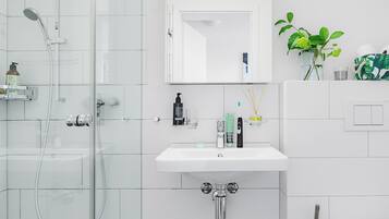 Studio, Kitchenette | Bathroom | Shower, free toiletries, towels, toilet paper