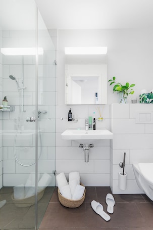 Studio, Kitchenette | Bathroom | Shower, free toiletries, towels, toilet paper. Swiss Star Oerlikon Lodge