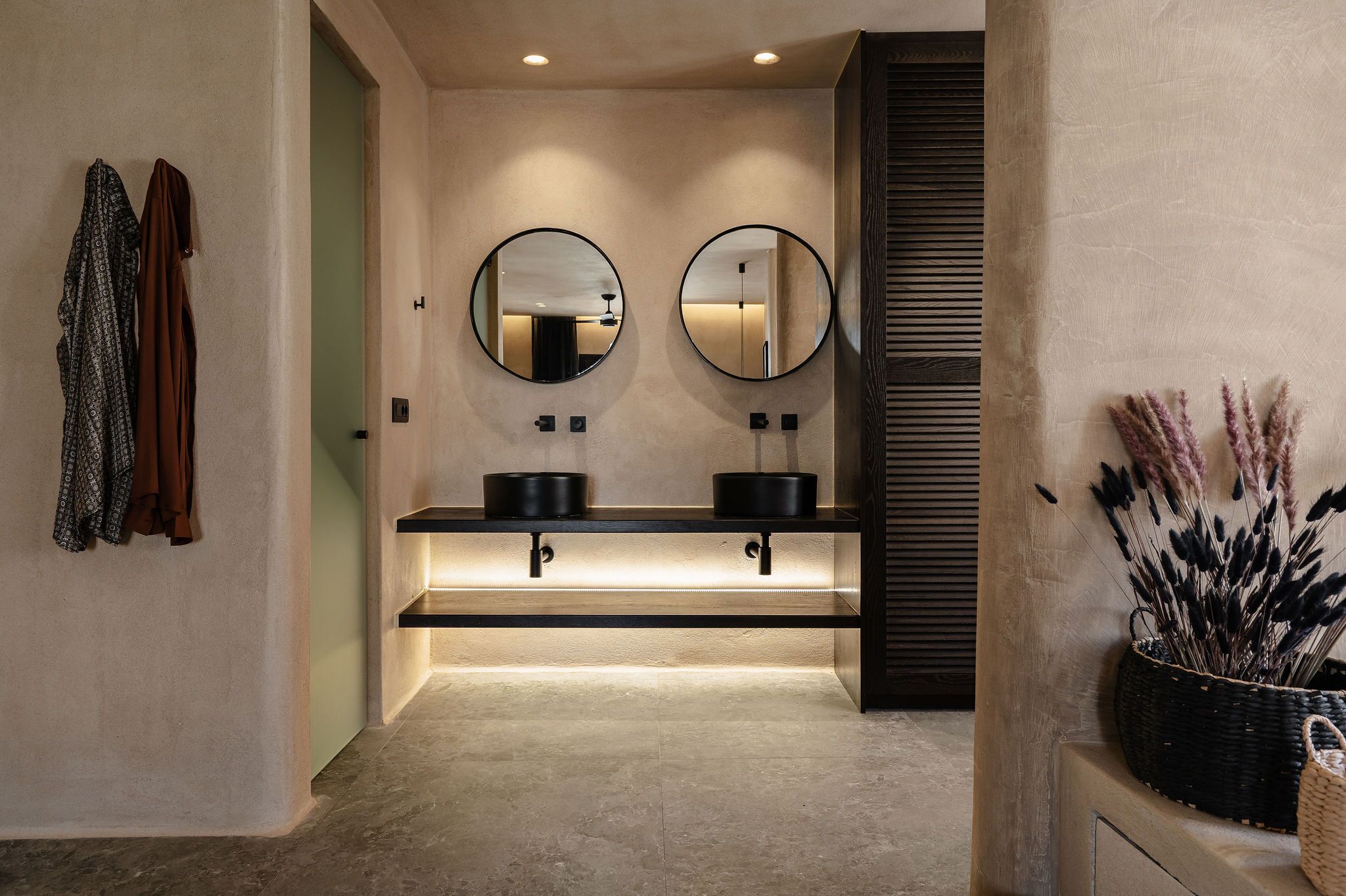 elite suite | bathroom | shower, free toiletries, hair dryer, soap