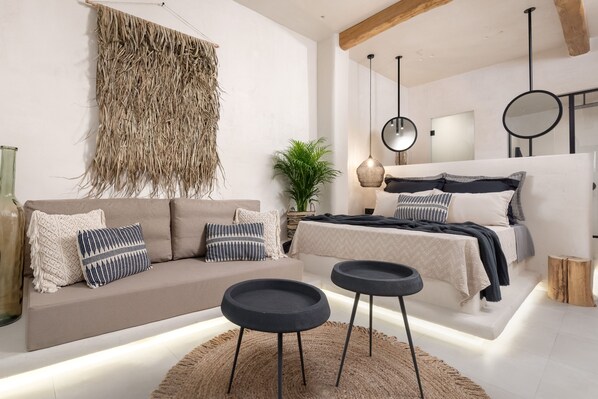 Exclusive-Studiosuite | Wohnbereich | 32-Zoll-Smart-TV mit Satellitenempfang, Fernseher