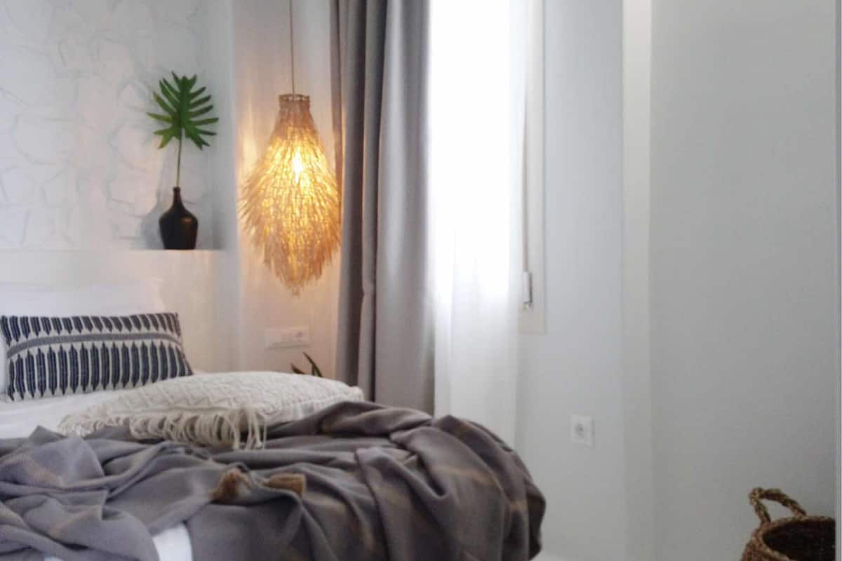 Premium Apartment | Ropa de cama de alta calidad, cortinas blackout y insonorización