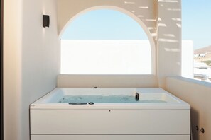 Honeymoon Room | Private spa tub - Emery  Hotel (Naxos)