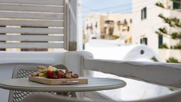 Un balcón con una mesa que sostiene aperitivos y un teléfono.