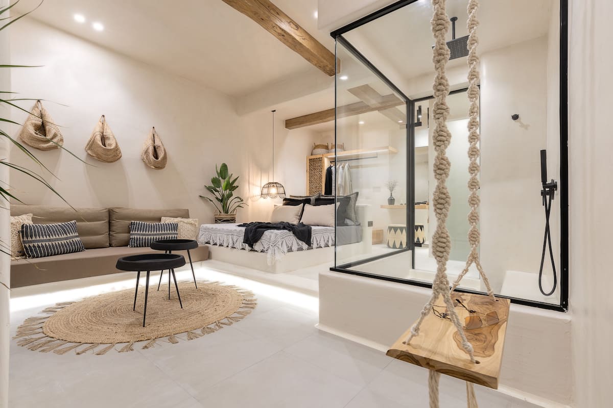 Suite estudio exclusiva | Ropa de cama de alta calidad, cortinas blackout y insonorización