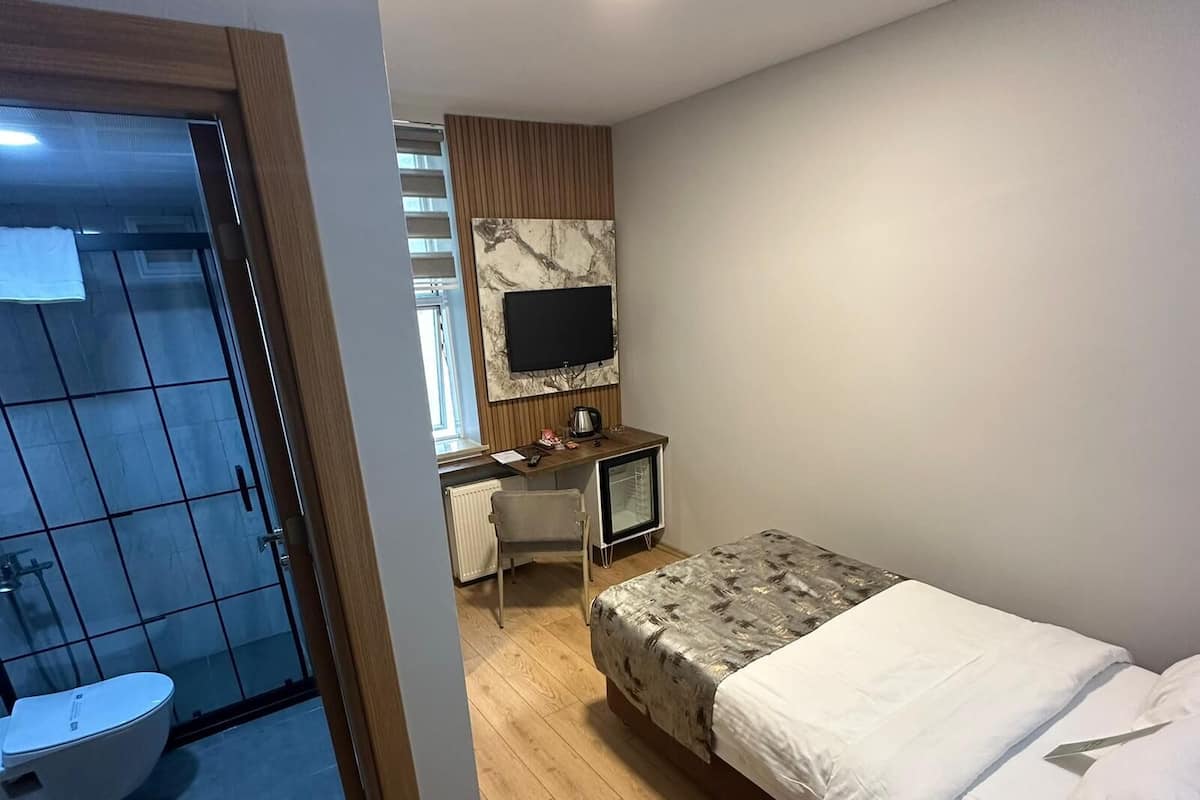Kamar Basic | Minibar, brankas, meja kerja, dan ruang kerja ramah laptop