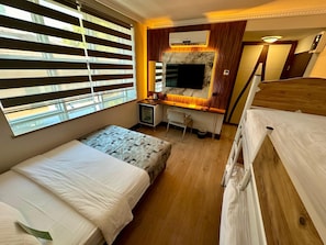 Habitación familiar, vistas a la ciudad | Minibar, caja fuerte, escritorio y espacio para trabajar con un portátil