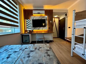 Chambre familiale, vue sur la ville | Minibar, coffre-fort, bureau