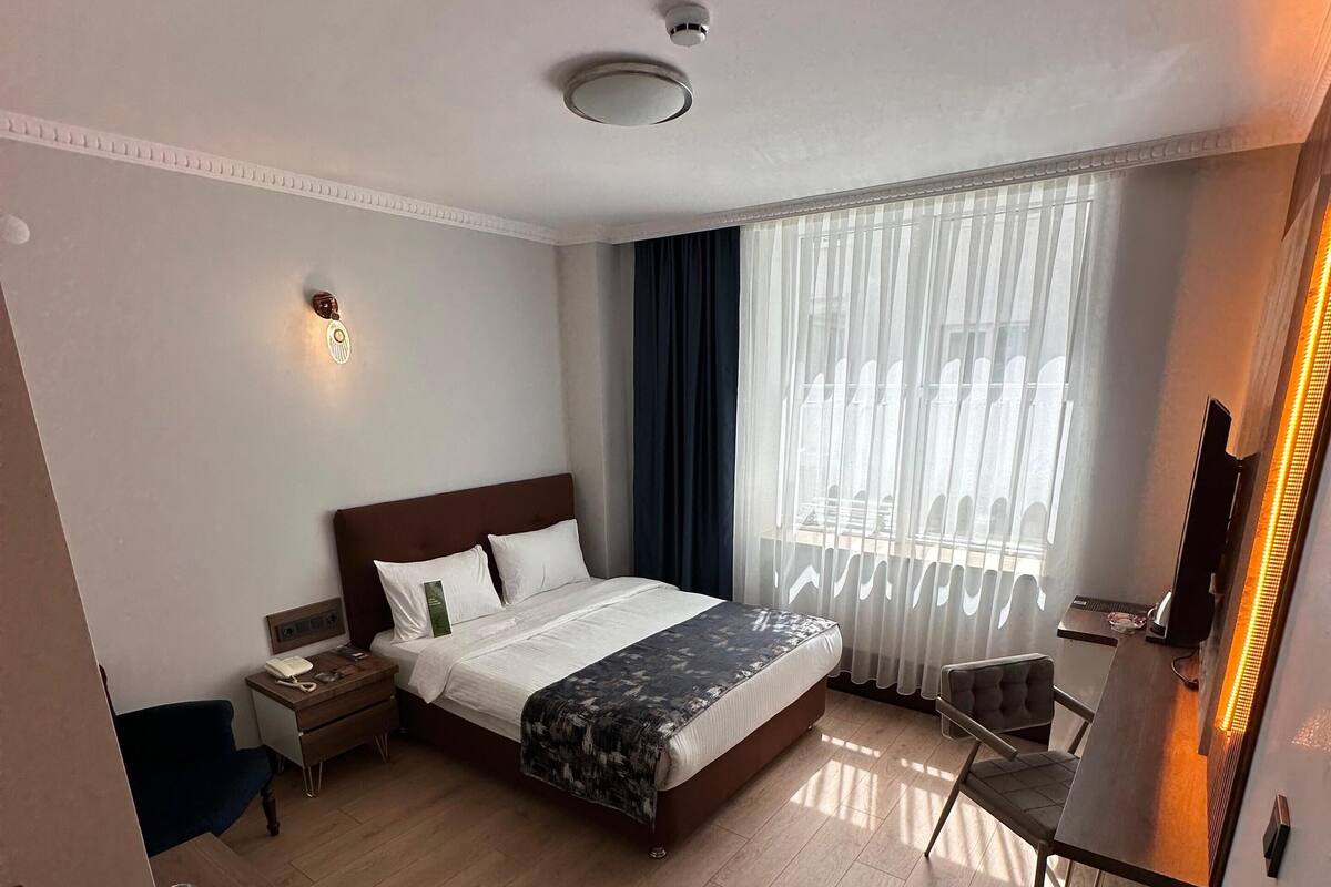 Kamar Double Standar | Minibar, brankas, meja kerja, dan ruang kerja ramah laptop