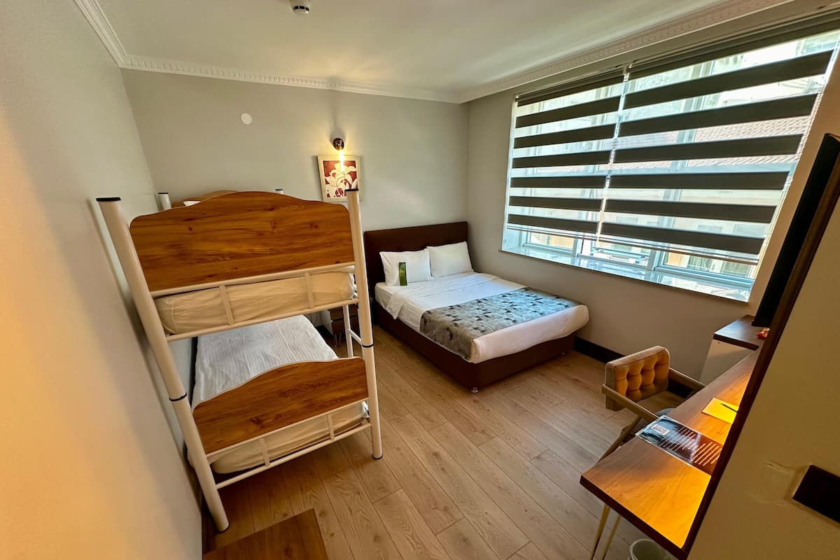Kamar Keluarga, pemandangan kota | Minibar, brankas, meja kerja, dan ruang kerja ramah laptop