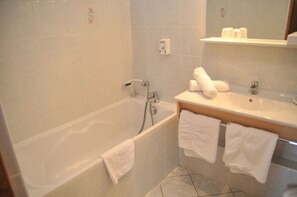 Combined shower/bathtub, free toiletries, hair dryer, towels - Hôtel Albert 1er (Albertville)