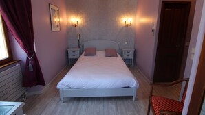 Desk, iron/ironing board (on request), cribs (free) - Hôtel Albert 1er (Albertville)