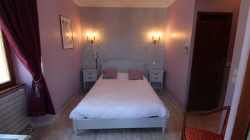 Bureau, fer et planche à repasser, lits bébé (gratuits)