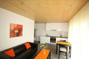 Căn hộ, 1 phòng ngủ, bếp nhỏ | Bếp riêng | Tủ lạnh, lò vi sóng, bếp nấu, ấm điện 
