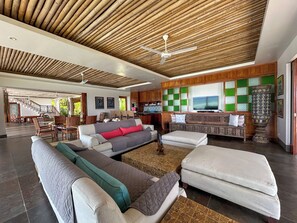 40-inch flat-screen TV with cable channels, TV, DVD player - Villa Presito (Ronda)