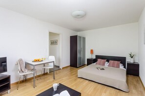 Studio, Kitchenette | 1 bedroom, iron/ironing board, free WiFi, bed sheets