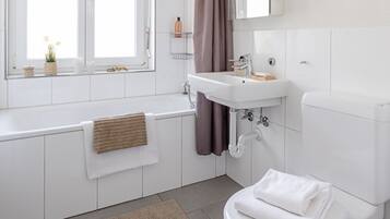 Apartamento, 2 quartos, cozinha | Banheiro | Chuveiro, produtos de toalete grátis, secador de cabelo