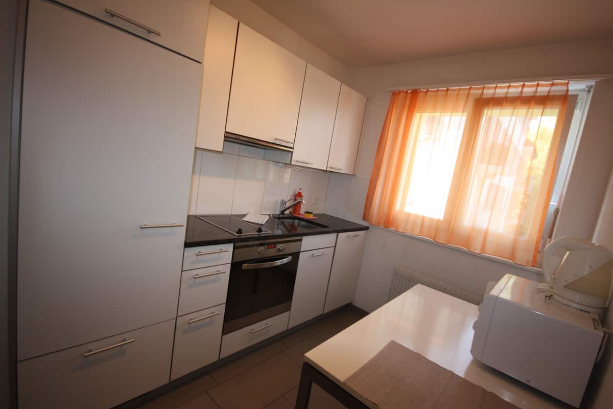 Refrigerador, microondas, placa de cocina, tetera/pava eléctrica