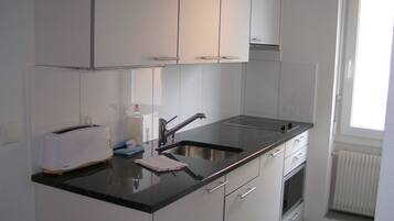 Studio, Kitchenette | Private kitchenette | Fridge, microwave, stovetop, electric kettle