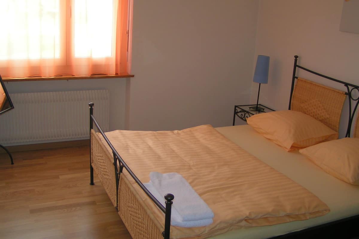 1 habitación, tabla de planchar con plancha, wifi gratis y ropa de cama