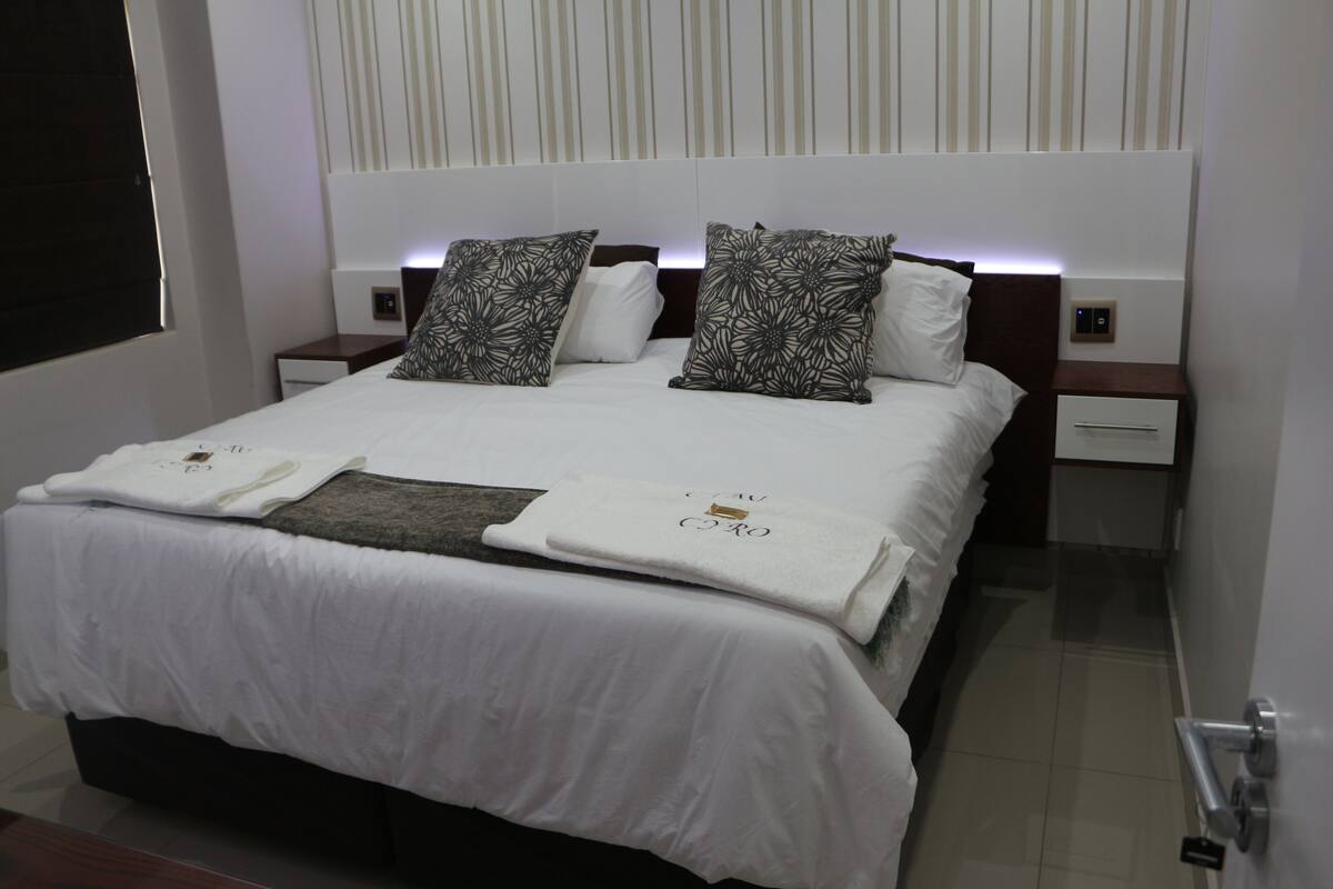2 bedrooms, premium bedding, desk, blackout drapes