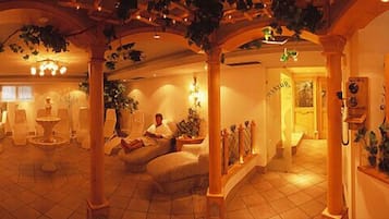 Un sauna, una bañera de hidromasaje, baño turco, baño turco/hammam