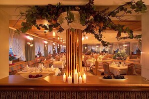 供应早餐和晚餐，地方菜