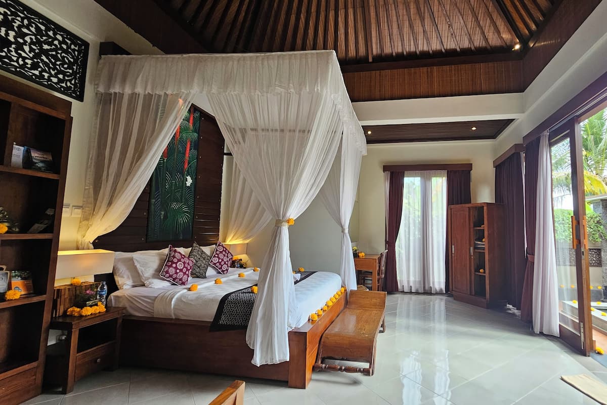 Biệt thự Superior, 1 giường cỡ king, quang cảnh hồ bơi, cạnh hồ bơi | 1 phòng ngủ, minibar, két bảo mật tại phòng, trang trí khác biệt