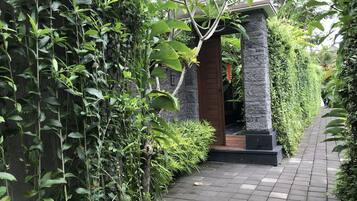 Superior villa, 1 kingsize bed, uitzicht op zwembad, aan het zwembad | Woonruimte | Een 49-inch flatscreentelevisie met digitale zenders