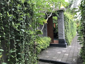 Villa – superior, 1 kingsize-seng, bassengutsikt, ved basseng | Oppholdsområde | En 49-tommers Flatskjerm-TV med digitale kanaler samt LCD-TV