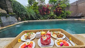 Villa Supérieure, 1 trÚs grand lit, vue piscine, en bord de piscine | Minibar, coffres-forts dans les chambres, décoration personnalisée