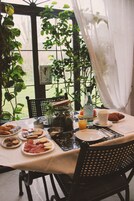Desayuno completo gratuito y diario