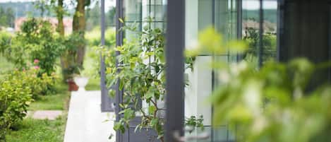 Kolmen hengen standard-huone, näköala puutarhaan | Vauvansängyt, ilmainen Wi-Fi, vuodevaatteet