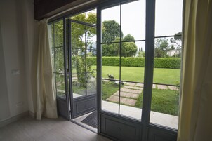 Cunas (de pago), wifi gratis, ropa de cama