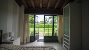 Chambre Triple Standard, vue jardin | Lits bébé (en supplément), Wi-Fi gratuit, draps fournis