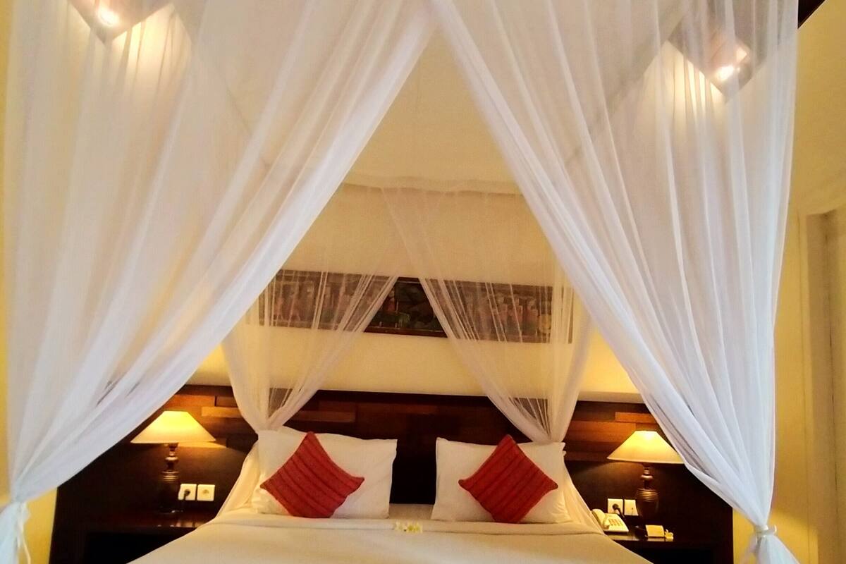 Deluxe Suite, 1 Queen Bed, Private Bathroom | Premium bedding, minibar, in-room safe, desk