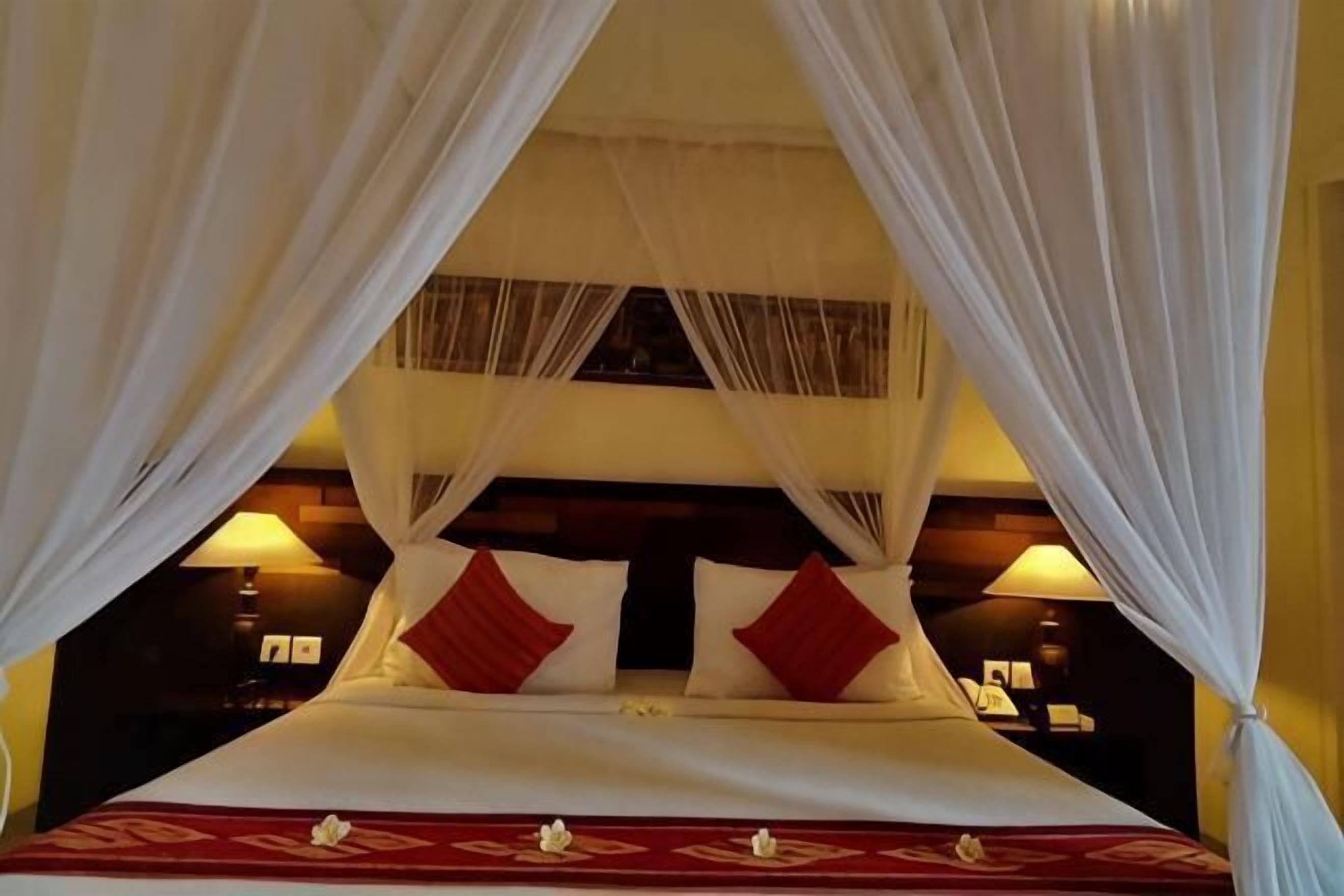 أغطية فراش متميزة وميني بار وخزنة داخل الغرفة ومكتب