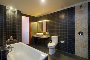 Deluxe Suite, 1 Queen Bed, Private Bathroom | Bathroom | Jetted tub, rainfall showerhead, free toiletries, hair dryer - Pondok Massas Ubud (Ubud)