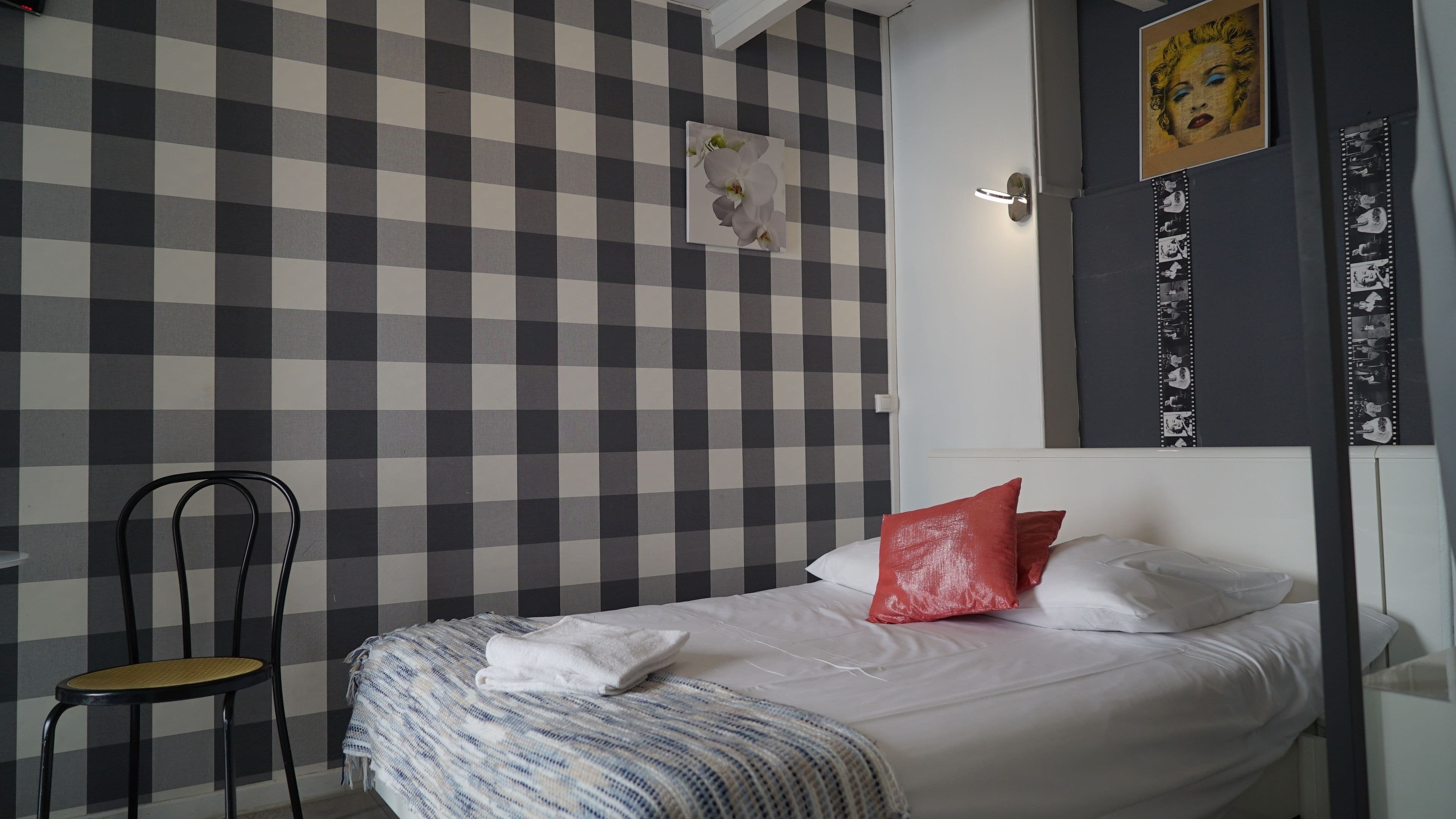 family room | minibar, desk, free wifi, bed sheets