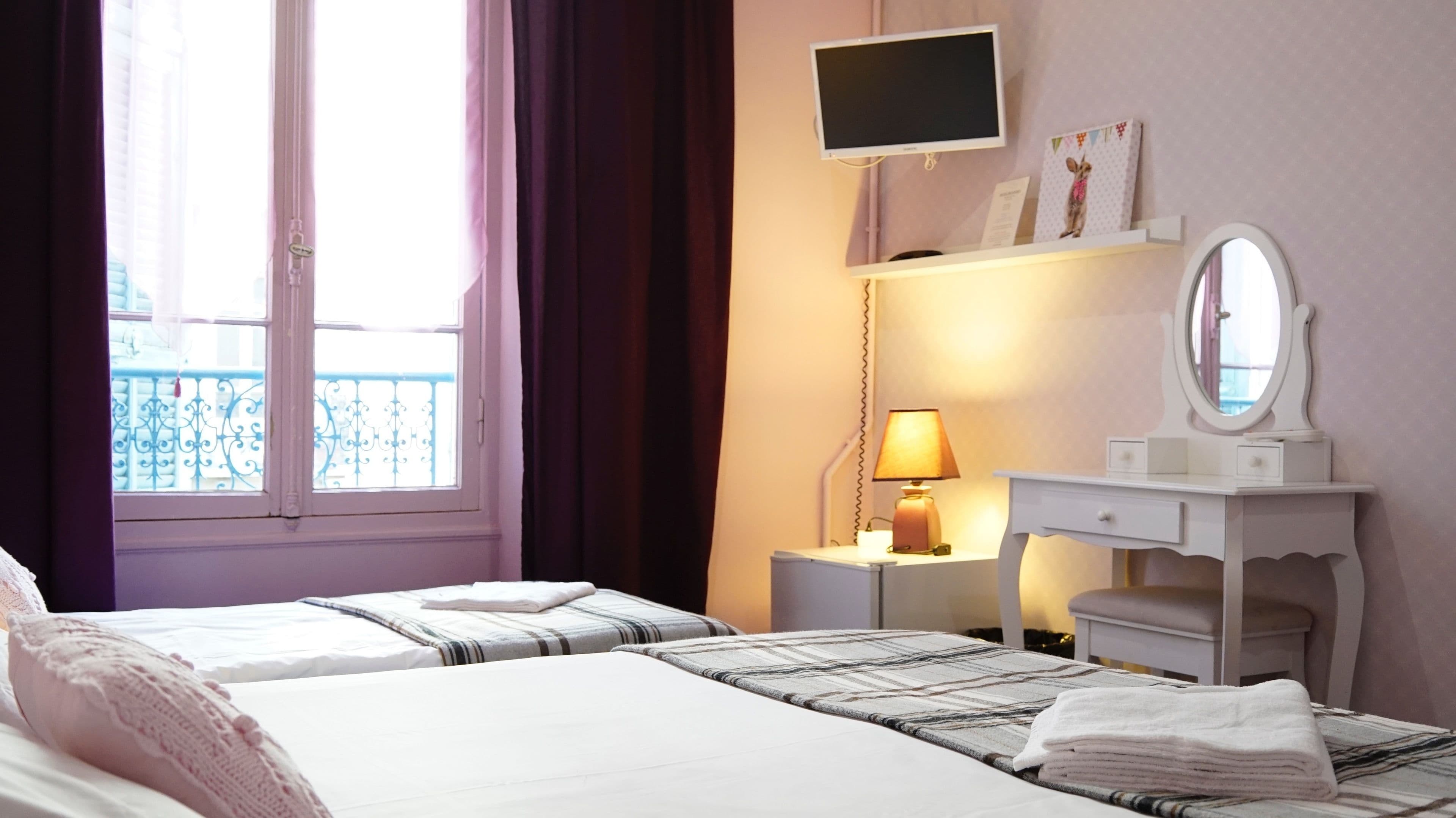 triple room | minibar, desk, free wifi, bed sheets