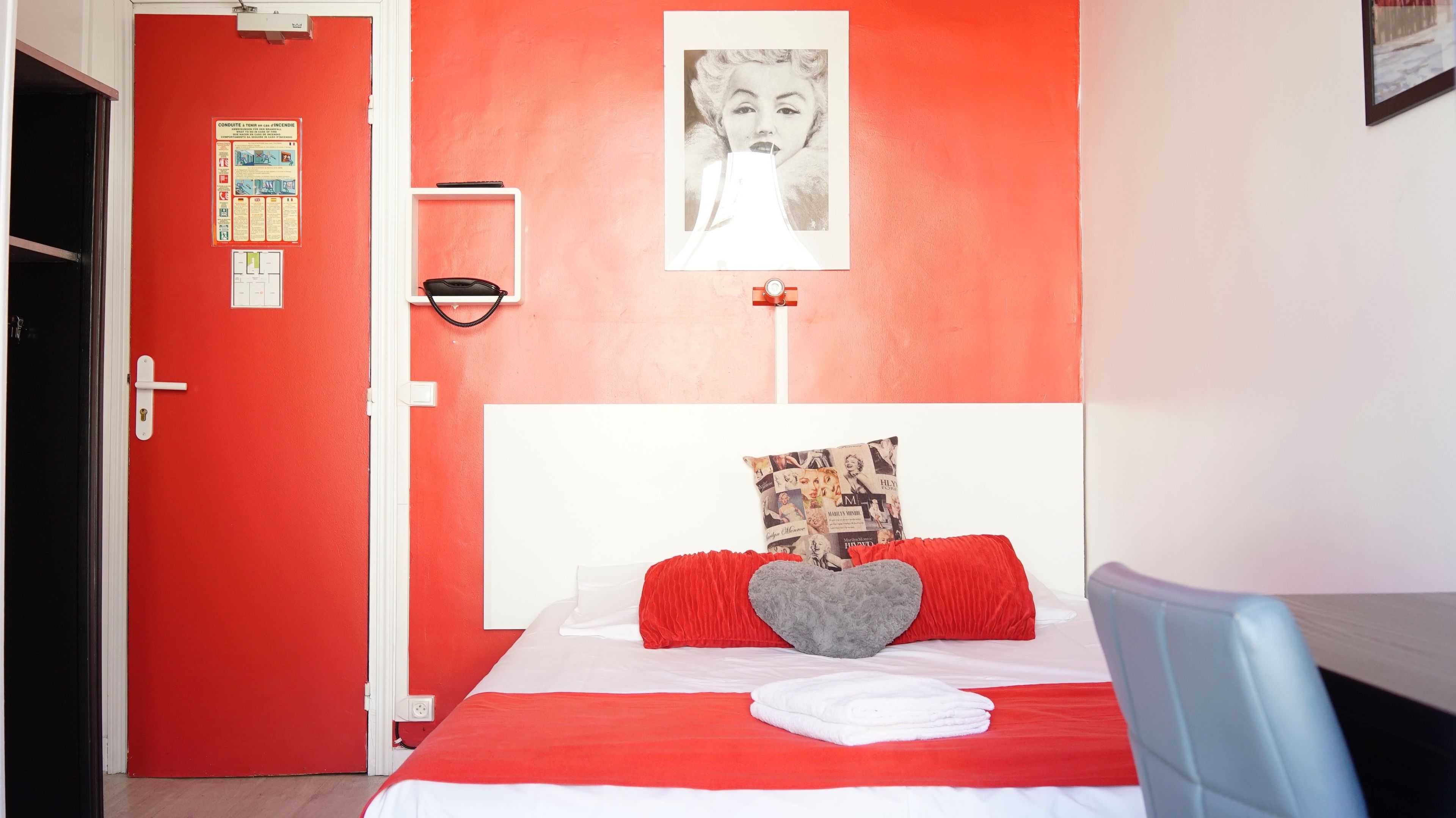 double room | minibar, desk, free wifi, bed sheets